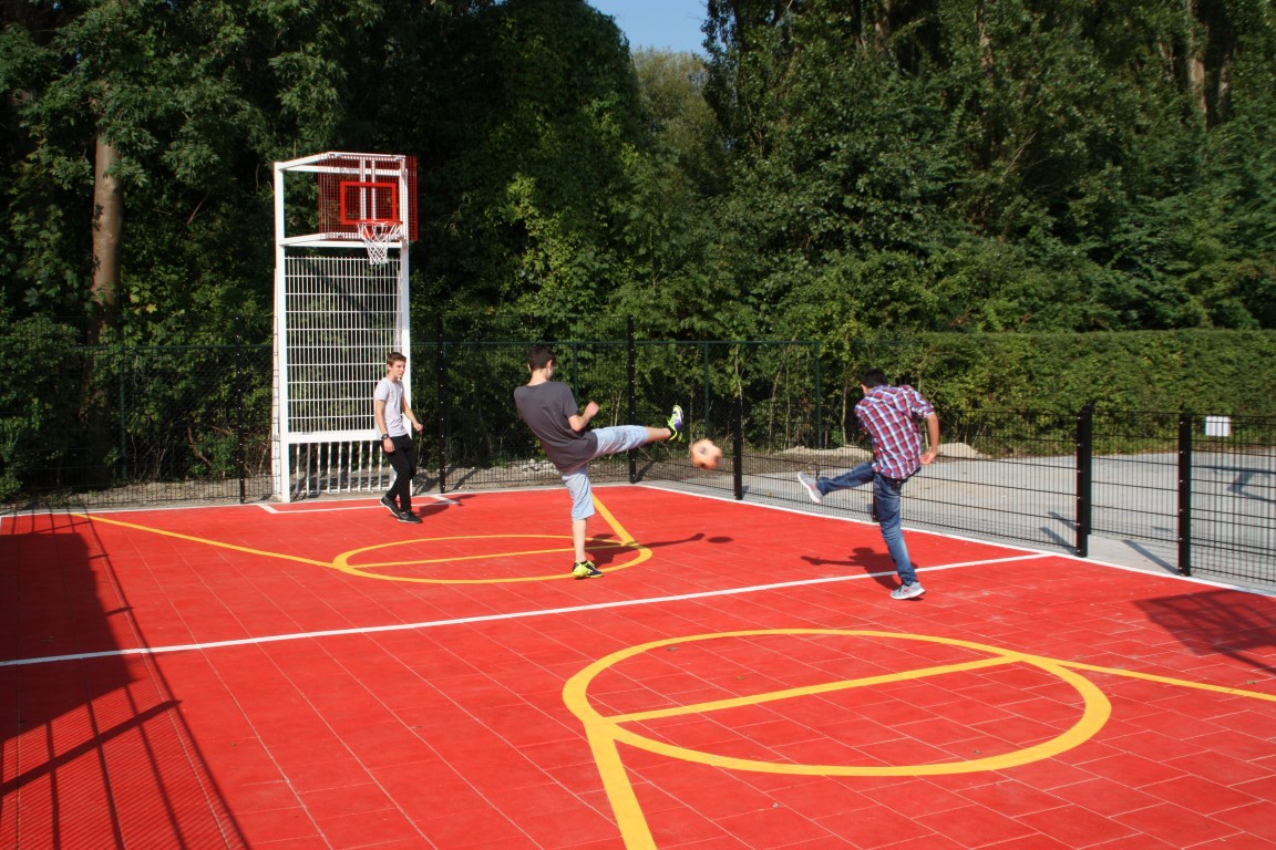 Wat is een pannakooi? Afmetingen, geluidsnormen en aandachtspunten 8 Pannakooi 7.5 x 15m met voetbaldoelen en basketbalvoorziening